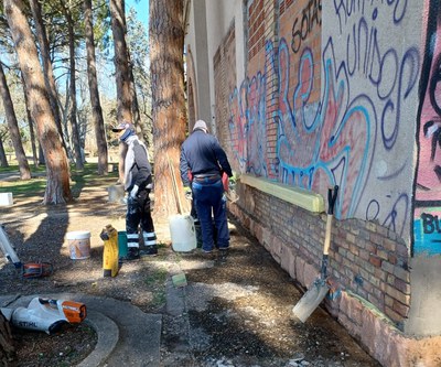 Una de les actuacions consistent en la neteja dels grafitis i arranjament de la pintura.