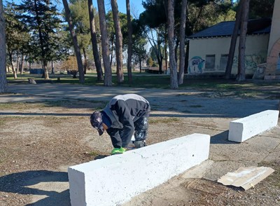 Un operari treballa en l'arranjament de la zona de les jardineres a l'entrada de Les Basses.