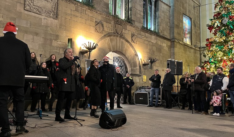 El paer en cap, Fèlix Larrosa, ha assistit al concert de Veus.kat d'aquesta tarda, que s'inclou en el programa d'activitats que Paeria i entitats de la ciutat han organitzat per aquestes festes.