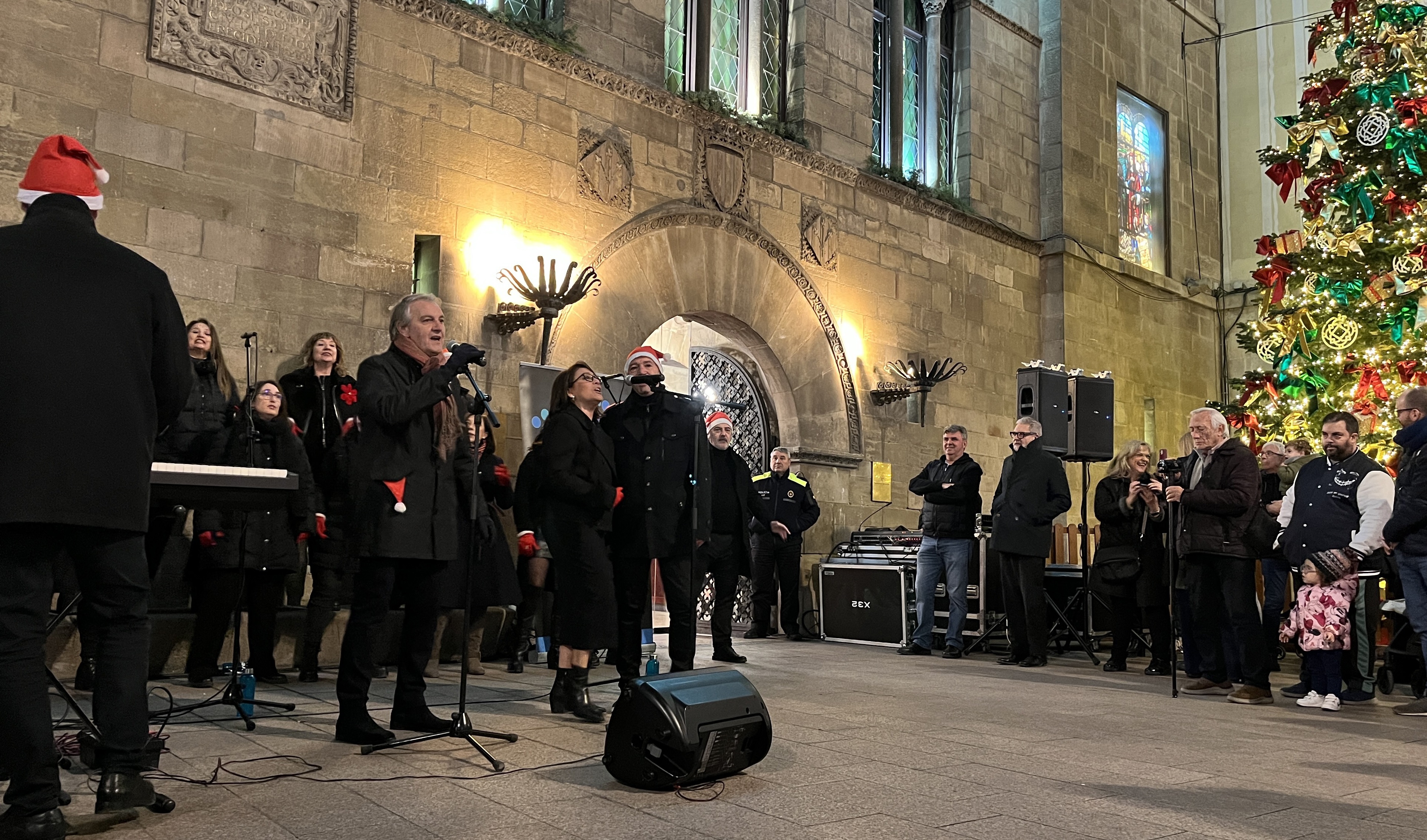 El paer en cap, Fèlix Larrosa, ha assistit al concert de Veus.kat d'aquesta tarda, que s'inclou en el programa d'activitats que Paeria i entitats de la ciutat han organitzat per aquestes festes.