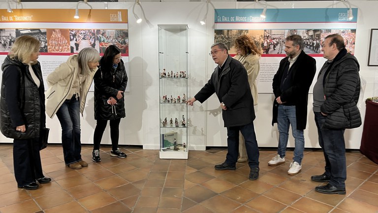 Entre les figures, hi ha un caganer "lleidatà", que està acompanyat de caragols .