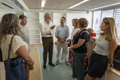 L'alcalde Fèlix Larrosa i el regidor Xavi Blanco amb les tècniques de l'IMO i de les ludoteques municipals a l'interior de la Ludoteca del Centre His….