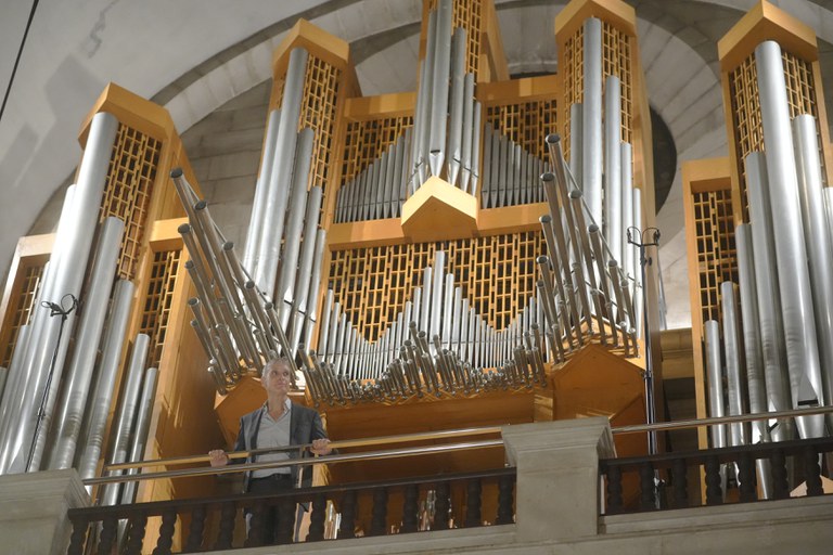 L’orgue és obra de l’empresa alemanya Klais, que el va construir entre el 1974 i 1975