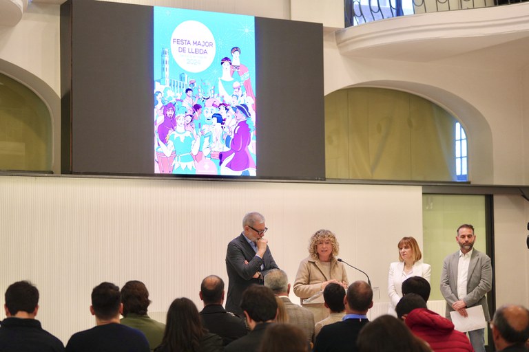El paer en cap, Fèlix Larrosa, ha presentat avui amb el regidor de Festes, Xavi Blanco, i la regidora de Cultura i Promoció de la Ciutat, Pilar Bosch, el programa de les festes, amb més de 250 activitats, per a petits i grans