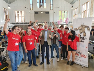 Fèlix Larrosa i Xavi Blanco, amb els organitzadors de la Fira Maker de Lleida..