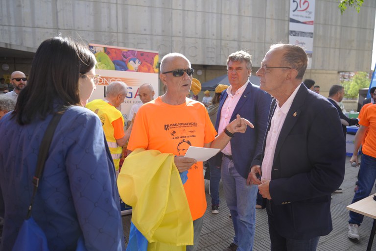 El paer en cap, Miquel Pueyo, i la tinent d'alcalde Jordina Freixanet; conversen amb Toni Baró sobre l'organització de la cursa