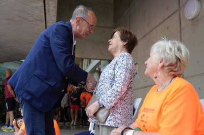 L'alcalde Miquel Pueyo saluda els familiar de Juanjo Garra.