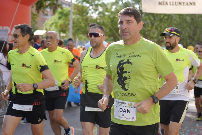 Participants de la cursa popular de Balàfia “Bonaventura Baldomà Rius” amb la samarreta en memòria de Garra