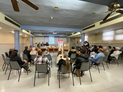 El regidor de barri de La Mariola i Turó de Gardeny, Xavi Blanco, acompanyat d’Isaura Perelló, coordinadora de voluntariat, Marisa Pon, màster en patologia mamària, cirurgiana i vocal i Sisco Maranges, president de l'Associació contra el Càncer a Lleida, ha participat en l’acte de donació de 60 coixins cosits a mà en forma de cor realitzats per l’Espai de Costura Compartida de La Descomunal.