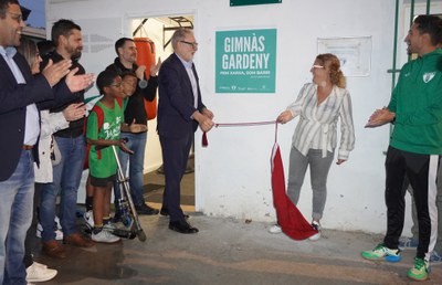 Descoberta de la placa del Gimnàs Gardeny, a les instal·lacions de la UE Gardeny..