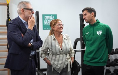 L'alcalde, Fèlix Larrosa, amb la presidenta de la UE Gardeny, Emília Cuenca, i el coordinador del club, Víctor Juárez..
