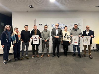 Larrosa amb els patrocinadors de la Factoria i la Cavalcada.