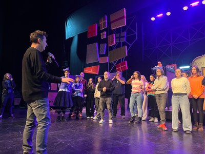 Imatge d'un dels assajos de la Factoria dels Reixos, amb el seu director, Ramon Molins.