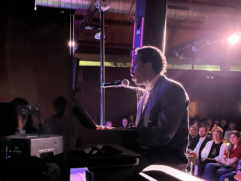 Kelly Isaiah durant la interpretació d'inici de la cloenda