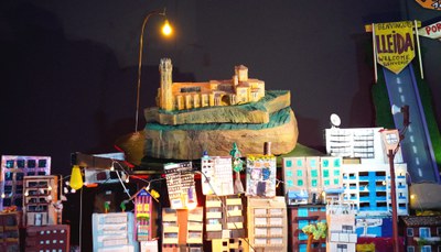 L'escenografia de "La ciutat de les llums" és una maqueta de la ciutat de Lleida..