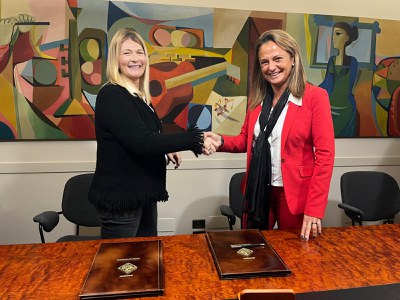 Begoña Iglesias i Arancha Escalada, en la firma de l'acord..