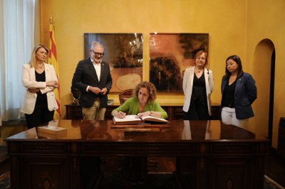 La consellera de Territori, Ester Capella, signant el llibre d’honor de la Paeria.