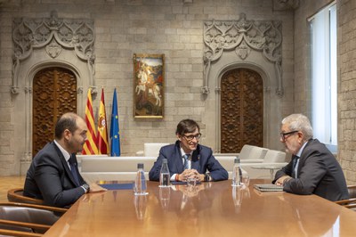 El conseller Dalmau, el president Illa i l'alcalde Larrosa, avui durant la reunió al Palau de la Generalitat.