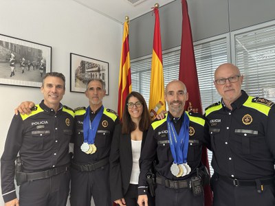 La 3a tinent d’alcalde i regidora Seguretat, Mobilitat i Civisme, Cristina Morón, acompanyada de l’Intendent en Cap, Josep Ramon Ibarz, i de l'inspector, Josep Ramon Mallada, ha fet un reconeixement als dos membres de la policia municipal, un inspector i un agent, després de la seva participació en aquest esdeveniment esportiu.