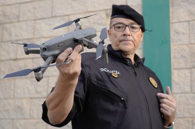 El sergent Molina mostra el dron més avançat dels dos dels quals disposa la Urbana.