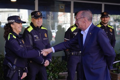 L'alcalde de Lleida, Miquel Pueyo, ha saludat els agents, que han estrenat avui una nova vestimenta.