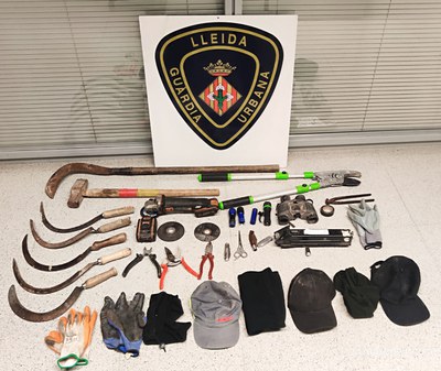 Al vehicle que ocupaven s’han trobat moltes eines susceptibles de ser emprades en un robatori amb força.