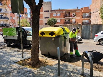 Un operari d'Ilnet netejava una àrea de contenidors afectada pel foc..