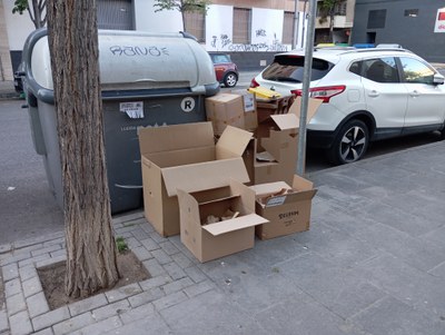 La brigada d’inspecció d’escombraries, que té l’objectiu de reduir la presència de residus abandonats al carrer, especialment al costat dels contenid….