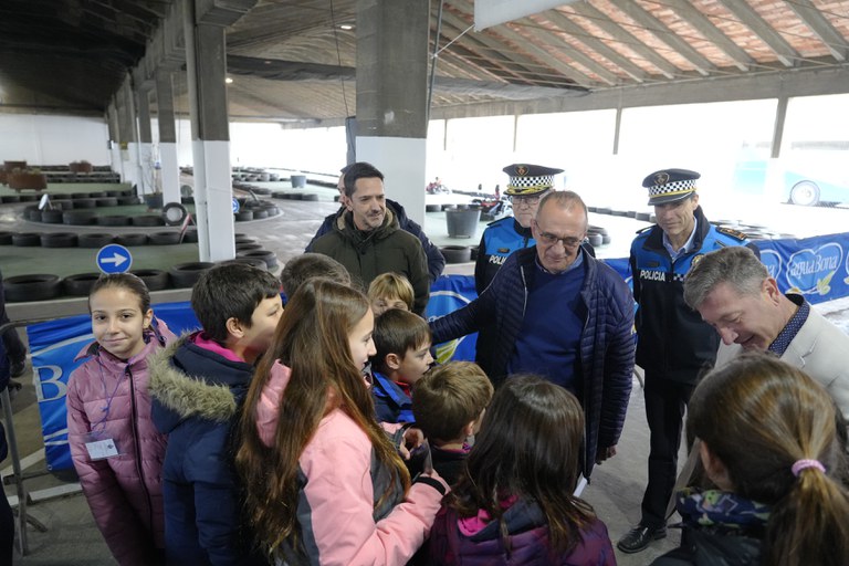 L'alcalde saluda als nens i nenes que avui participaven en l'activitat