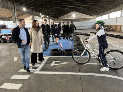 Blanco i Morón creuant un dels passos de vianants del Parc.