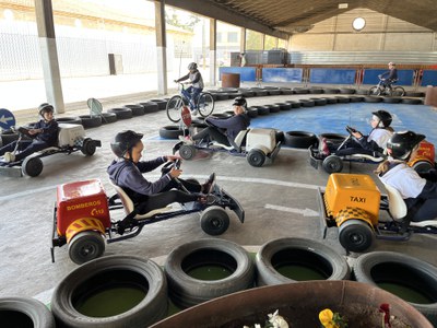 Infants de l'escola Carme de Lleida han fet avui la seva classe pràctica d'educació viària a Gardeny.