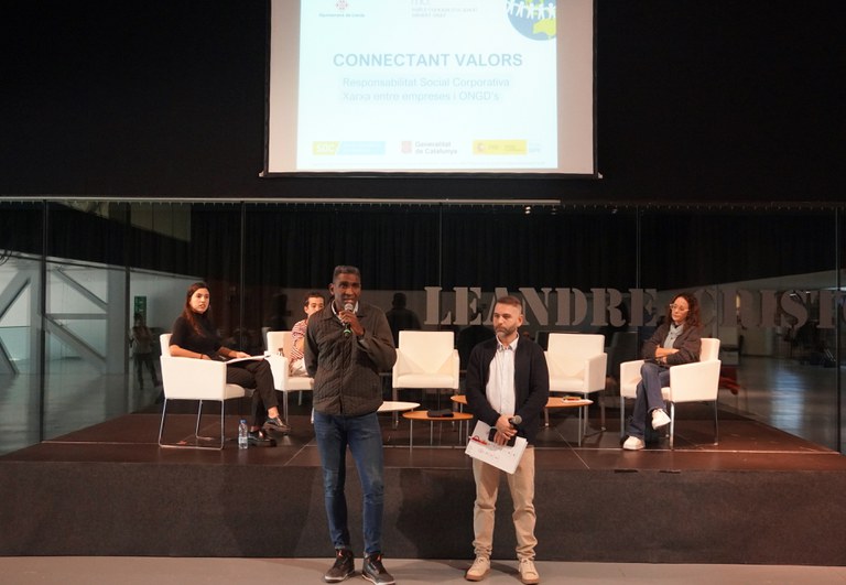 Xavi Blanco i Jackson Quiñónez, regidors d'Ocupació i de Cooperació, respectivament, han donat la benvinguda a la jornada i han agraït la participació d'empreses i entitats.