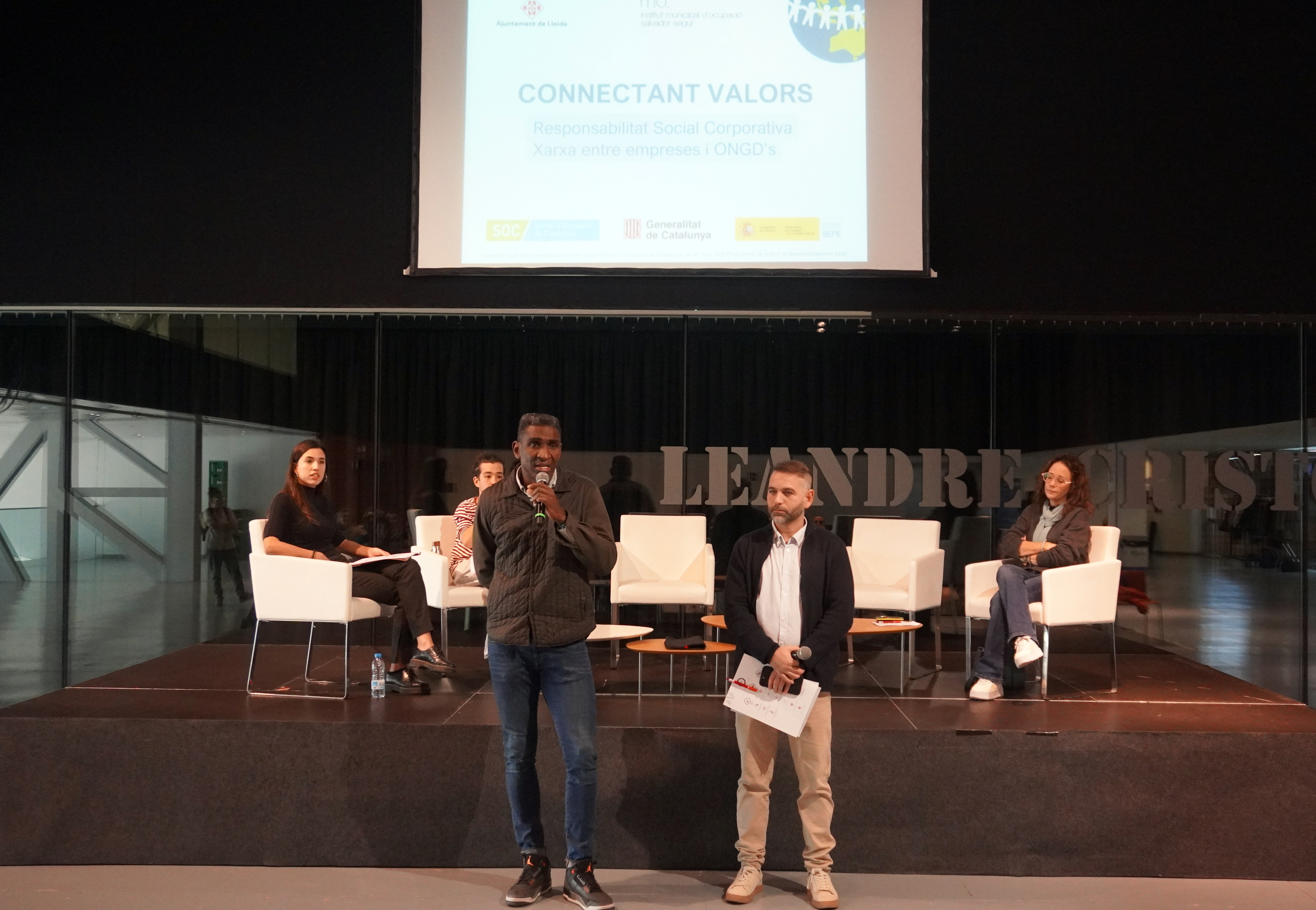 Xavi Blanco i Jackson Quiñónez, regidors d'Ocupació i de Cooperació, respectivament, han donat la benvinguda a la jornada i han agraït la participació d'empreses i entitats.