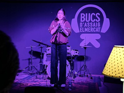 Un altre moment de l'actuació de la jove cantant.