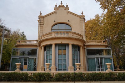 Imatge de la façana de l'edifici del cafè teatre dels Camps Elisis.