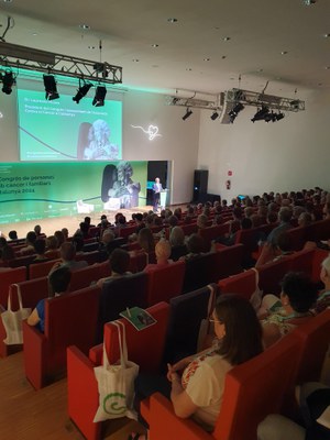 El públic assistent a la benvinguda del congrés escolta la intervenció del Dr. Laureano Molins.