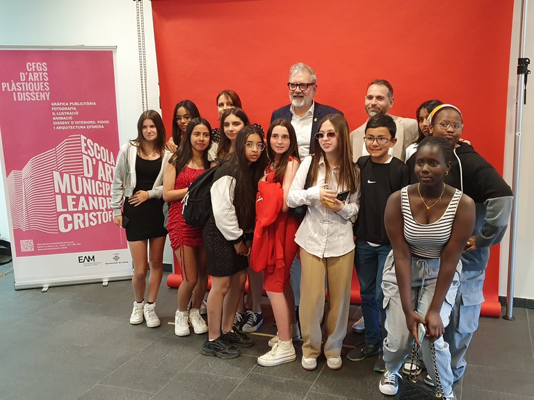 Alguns dels i les joves participants, amb l'alcalde i el regidor