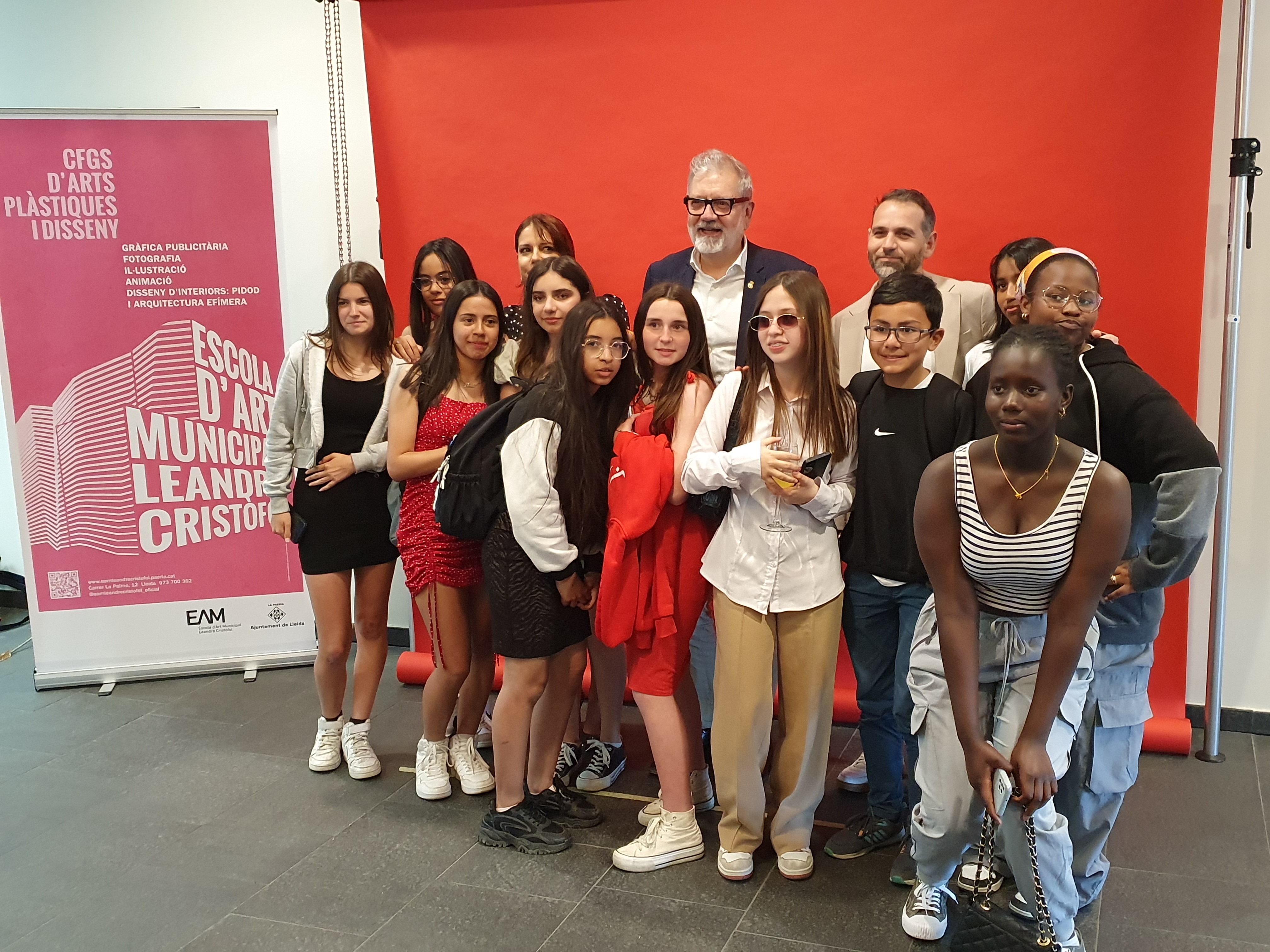 Alguns dels i les joves participants, amb l'alcalde i el regidor