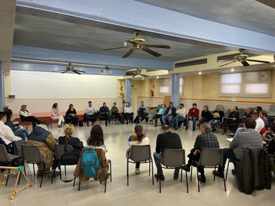 El tinent d'alcalde i el director general amb els respresentants de la vintena d'entitats del barri que han participat en la reunió.