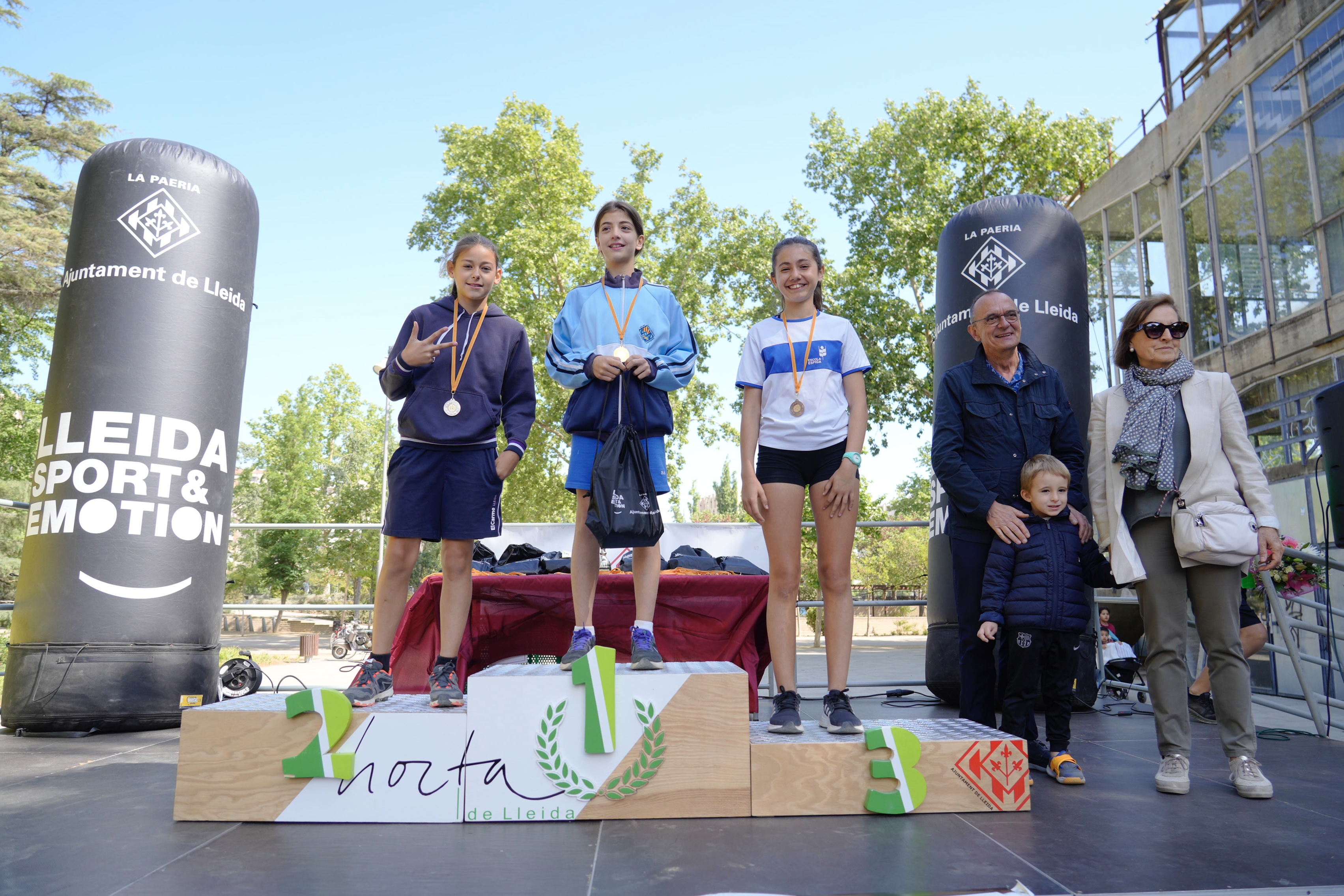 L’alcalde Miquel Pueyo, juntament amb Rosa Codina, han estat els encarregats de repartir les medalles i obsequis als premiats