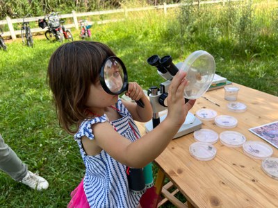 Una nena participa en una de les activitats organitzades per la festa.