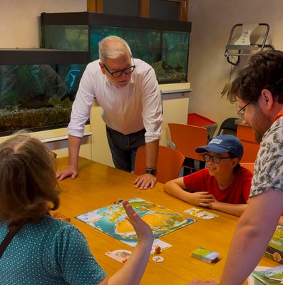 L'alcalde, Fèlix Larrosa, comparteix una estona de joc amb les famílies que participen a la festa.