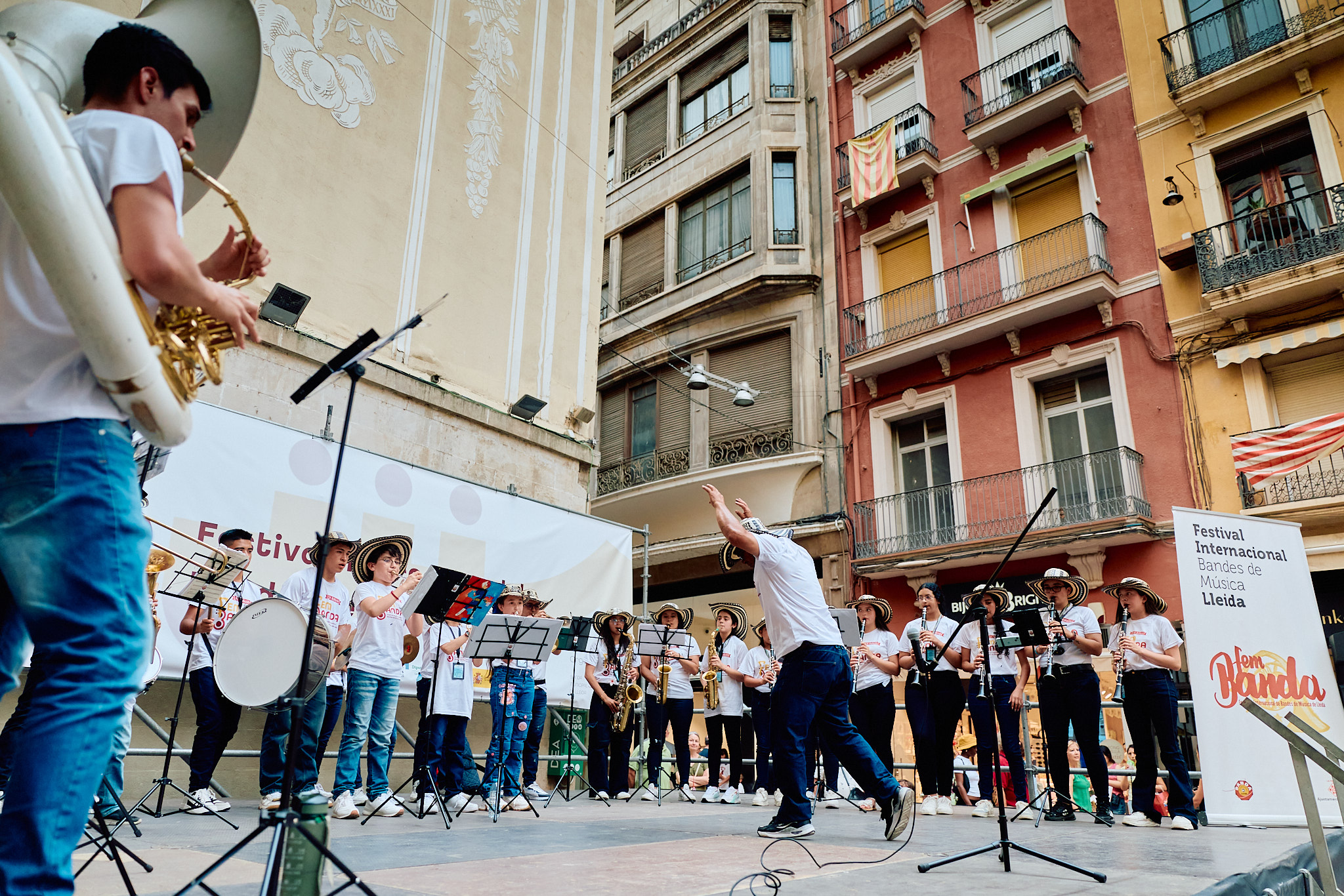 La Banda Fiestera Tradicional de Gutiérrez, de Colòmbia, actua a la plaça de la Paeria
