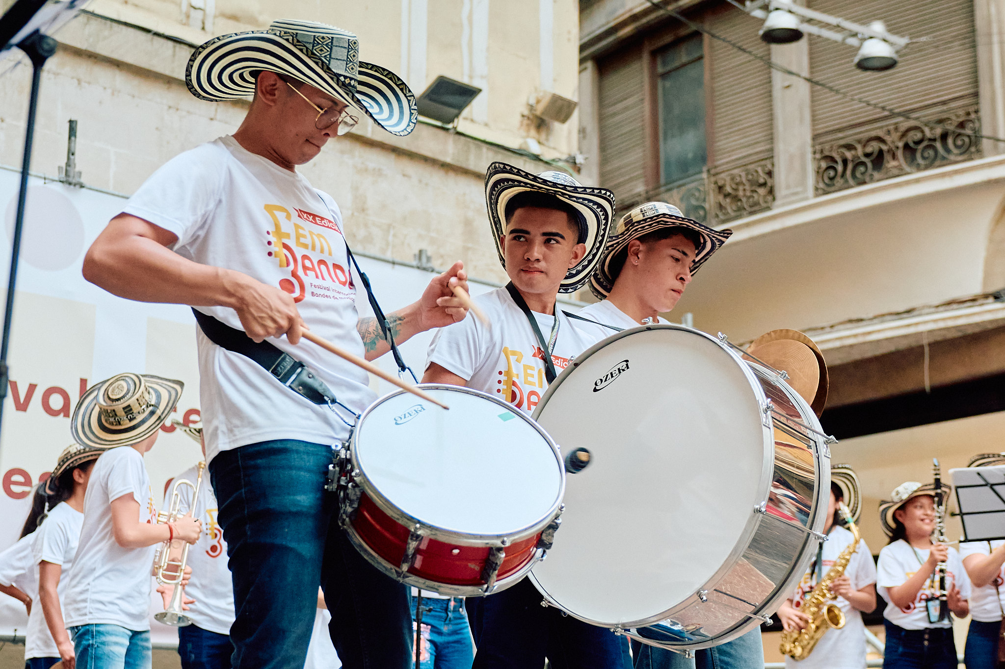 Joves de la Banda Fiestera Tradicional de Gutiérrez, de Colòmbia, a l'escenari de la plaça de la Paeria