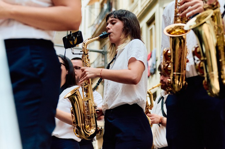 Una música toca el saxo a la plaça de la Paeria