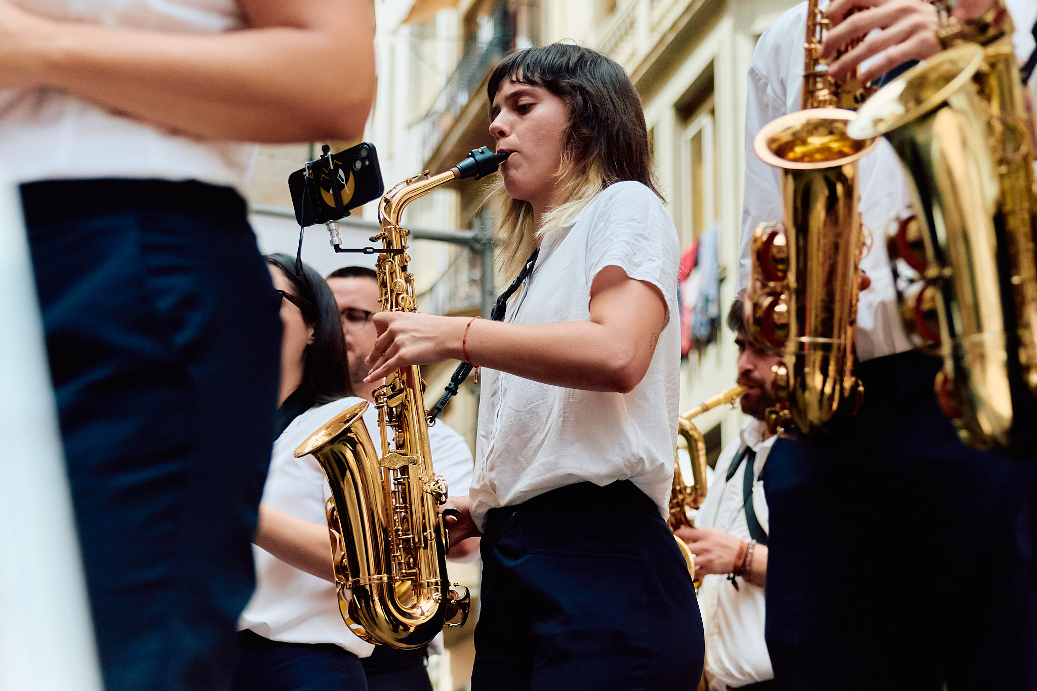 Una música toca el saxo a la plaça de la Paeria