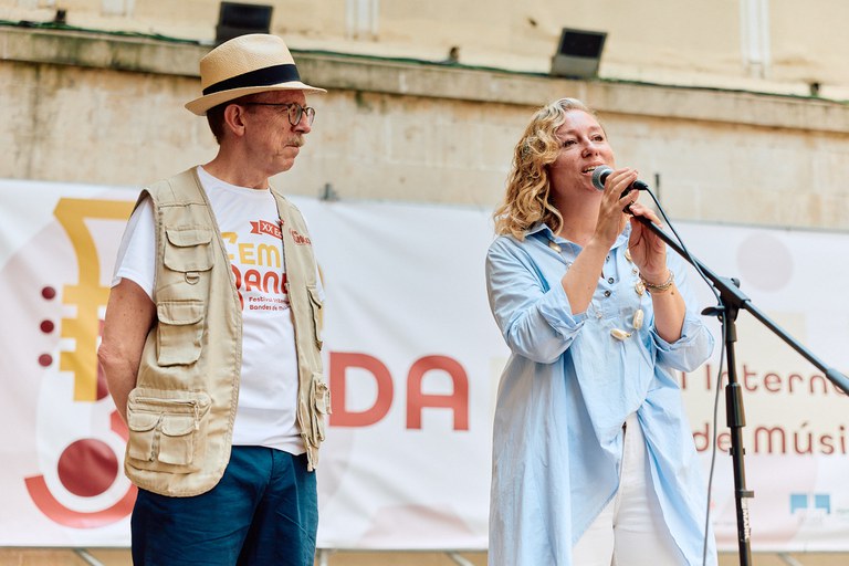 La regidora de Cultura, Pilar Bosch, durant la rebuda de les bandes a la plaça de la Paeria