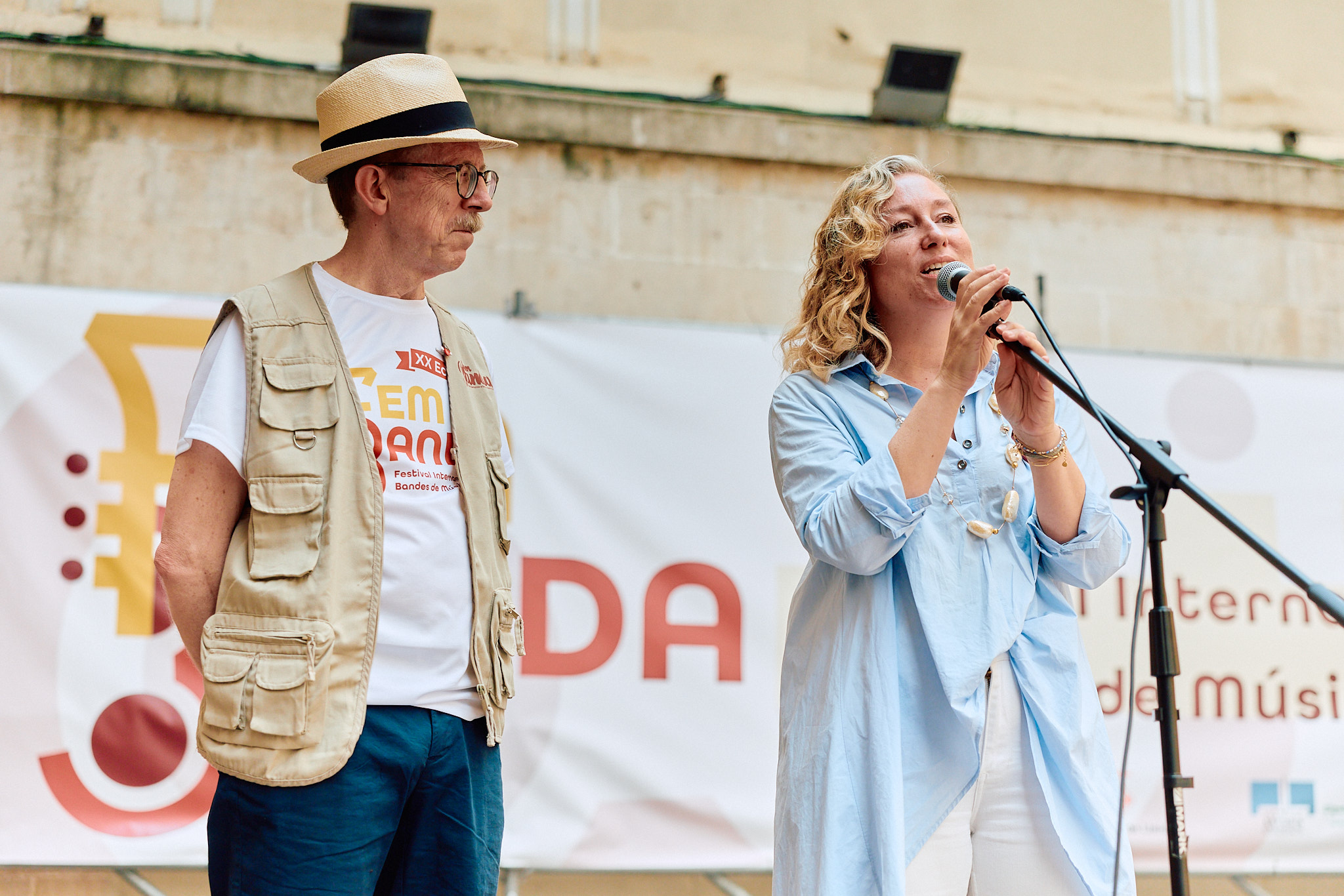 La regidora de Cultura, Pilar Bosch, durant la rebuda de les bandes a la plaça de la Paeria