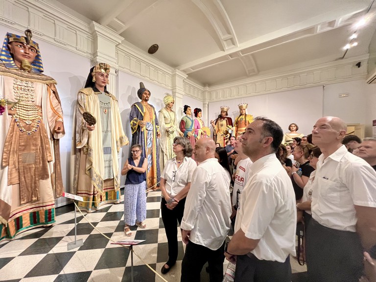 Visita guiada per part d'una de les tècniques de Cultura a la Casa dels Gegants, abans de la recepció institucional