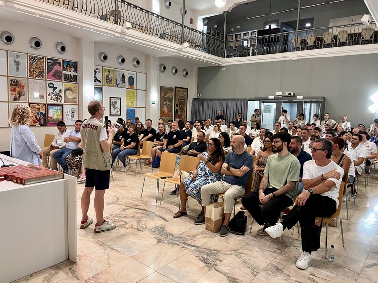 El director de Fem Banda, Amadeu Urrea, i la regidora de Cultura, Pilar Bosch, amb membres de les bandes, a la Casa dels Gegants